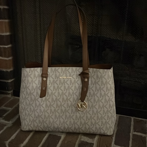 Michael kors purses - Picture 2 of 7